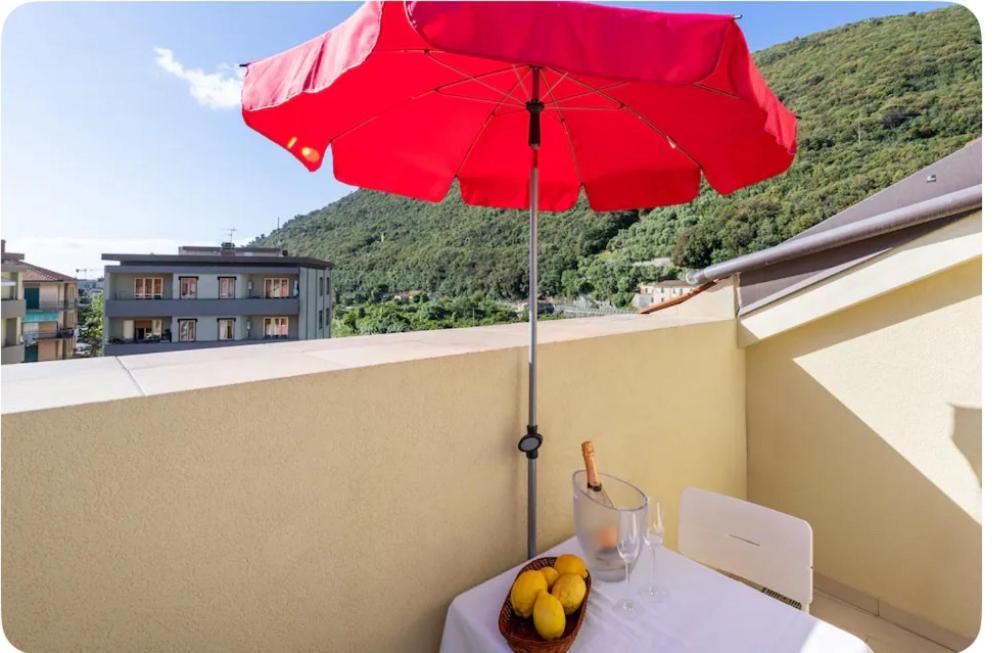 Ferienwohnung Mansarda Ivy Finale Ligure Exterior foto